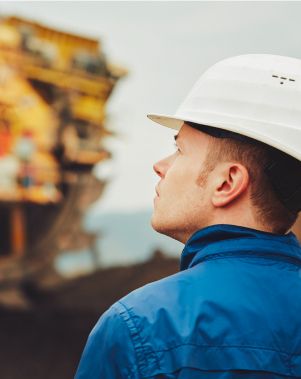 Bauarbeiter mit weißen Helm